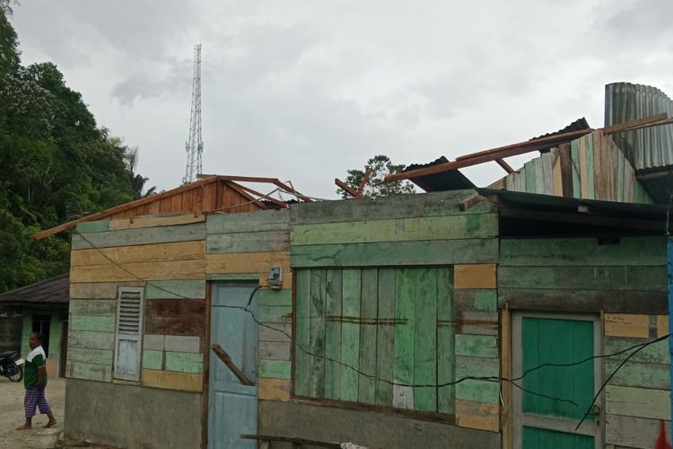 Puting Beliung Terjang Toba, 18 Rumah Warga Rusak, Asbes dan Genting Beterbangan