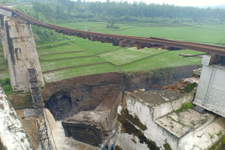Jembatan KA di km 305+5/6 jalur hulu antara Linggapura-Bumiayu, Kabupaten Brebes, Jawa Tengah, tergerus longsor, Senin (11/1/2021) petang.