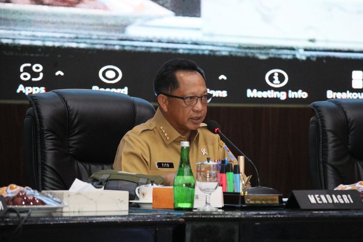 Menteri Dalam Negeri (Mendagri) Muhammad Tito Karnavian saat membuka Rapat Koordinasi (Rakor) Pusat dan Daerah dalam Rangka Mengantisipasi Momentum Natal Tahun 2025 dan Tahun Baru 2026 di Sasana Bhakti Praja, Gedung C Lantai 3, Kantor Pusat Kementerian Dalam Negeri (Kemendagri), Jakarta, Senin (1/12/2025).
