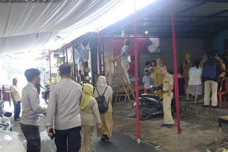 Polisi dan petugas medis mendatangi lokasi acara pernikahan di Boyolali, yang membuat ratusan tamu keracunan makanan yang dihidangkan. 