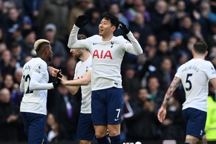 Winger Tottenham Hotspur Son Heung-min (tengah) merayakan golnya ke gawang Newcastle United pada laga pekan ke-31 di Tottenham Hotspur Stadium, Minggu (3/4/2022).