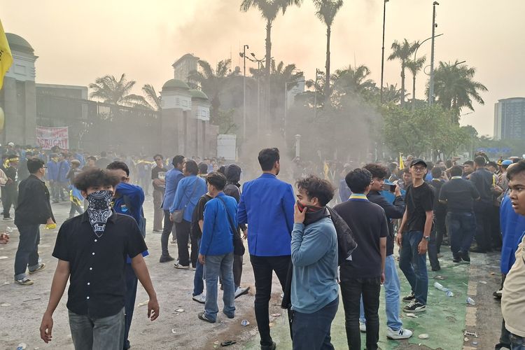 Demo Mahasiswa Ricuh di Depan Gedung DPR, Massa-Polisi Saling Pukul