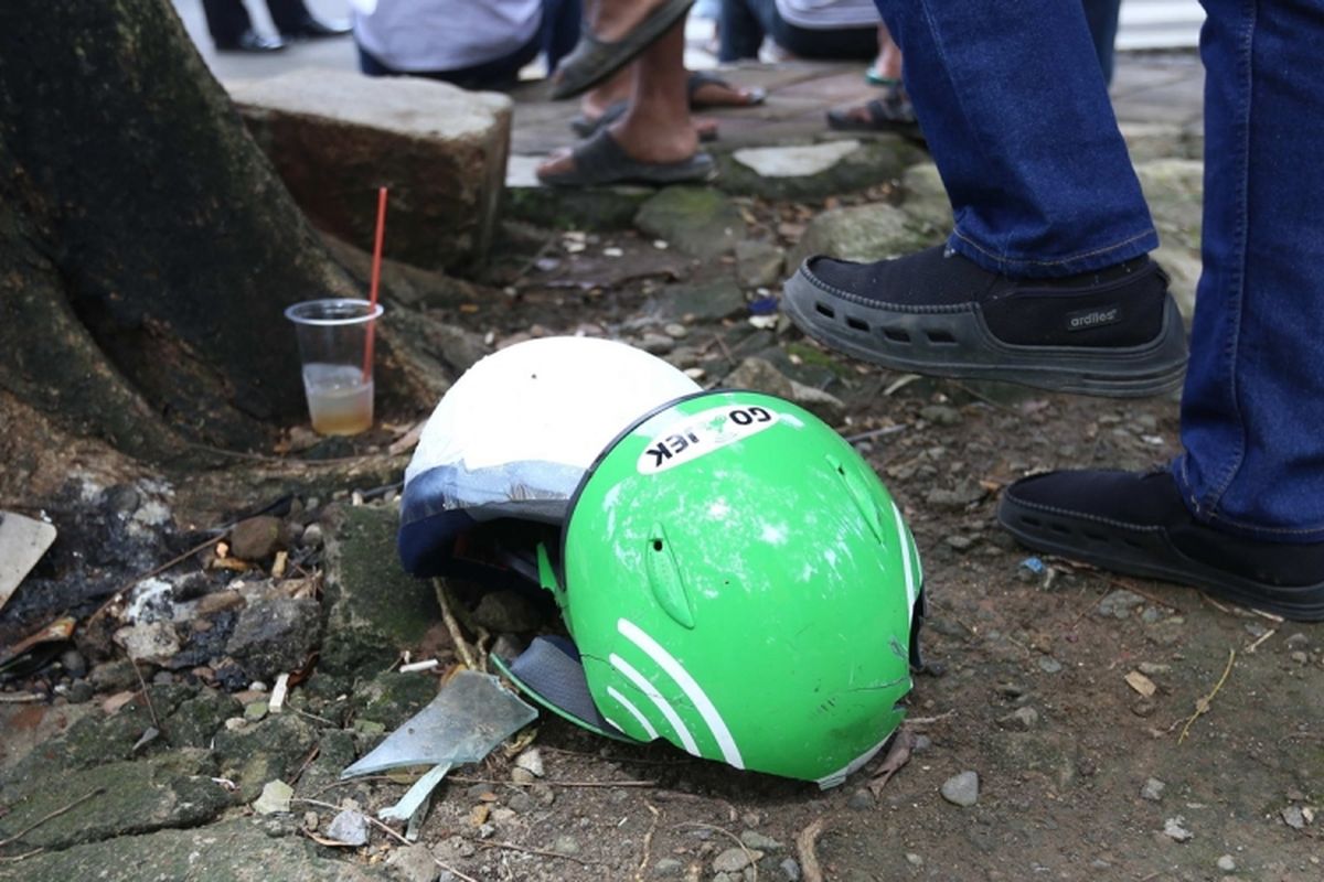 Suasana saat supir angkot melakukan demo dengan aksi mogok tarik penumpang di Pusat Pemerintahan Kota Tangerang, Rabu (8/3/2017). Ratusan sopir meminta pemerintah agar melarang angkutan online beroperasi di Tangerang.