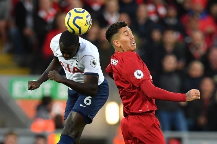 Roberto Firmino dan Davinson Sanchez berduel di udara pada pertandingan Liverpool vs Tottenham Hotspur dalam lanjutan Liga Inggris di Stadion Anfield, 27 Oktober 2019. 