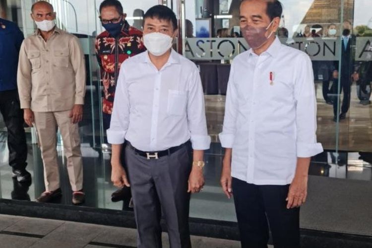 Melkianus Lubalu (Kiri baju putih) saat bertemu dengan Presiden Joko Widodo di Hotel Aston Kota Kupang, Kamis (24/3/2022)