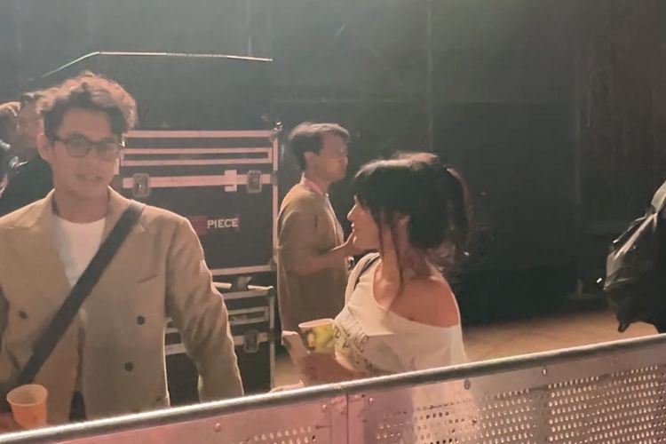 Ardhito Pramono Rangkul Davina Karamoy Nonton King Nassar di Pestapora 2026