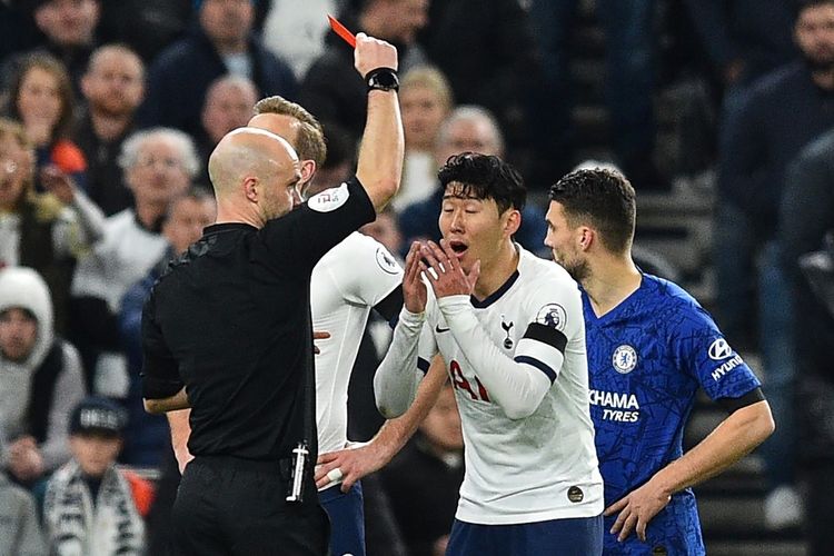 Wasit Anthony Taylor memberikan kartu merah untuk Son Heung-min pada laga Tottenham vs Chelsea dalam lanjutan pekan ke-18 Liga Inggris 2019-2020.