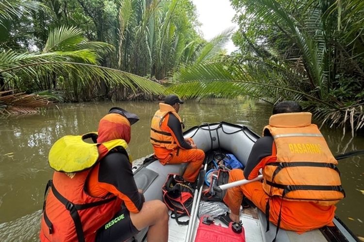 Tim Basarnas Menyisir pinggiran rawa  dengan perahu karet, korban Basdora belum ditemukan, Jumat (2/9/2022)