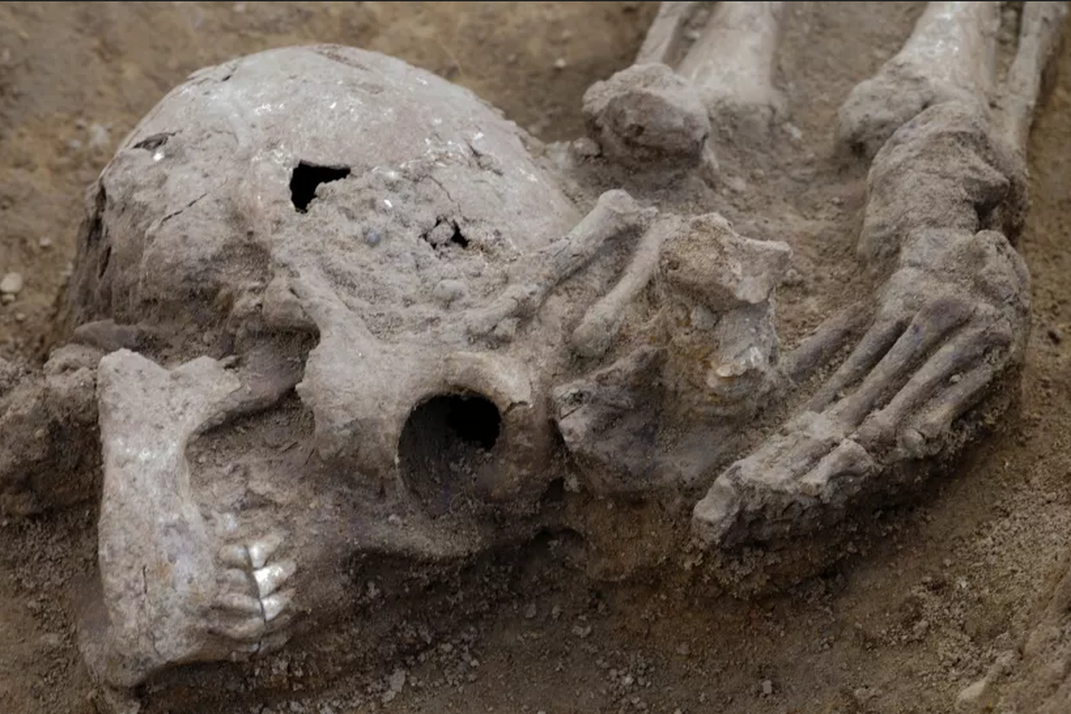 Salah satu jenazah dengan kepala terpenggal. Kerangka tersebut ditemukan di pemakaman Romawi kuno di Knobb's Farm di Cambridgeshire, Inggris