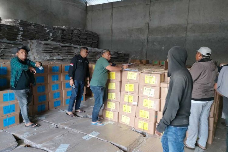 Prosees penyimpanan surat suara di gudang logistik Kabupaten Malteng sebanyak 1.913 koli usai pembongkaran dari kontainer di Palabuhan Yos Sudarso Kota Ambon pada 2 Desember 2023 dini hari.
