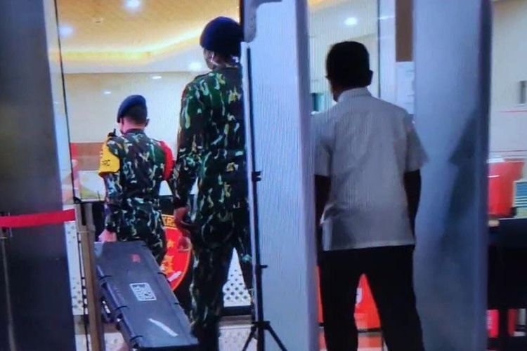 Dua personel Brimob Polri membawa koper berisi barang bukti dari rumah pribadi Irjen Ferdy Sambo di Jalan Saguling, Jakarta Selatan, ke gedung Bareskrim Polri, Rabu (10/8/2022). 