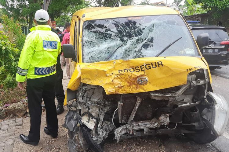 Kecelakaan beruntun dua mobil dan satu motor terjadi di KM 14 Jalan Nasional Desa Aeng Dake, Kecamatan Bluto, Kabupaten Sumenep, Jawa Timur, Senin (7/11/2022).