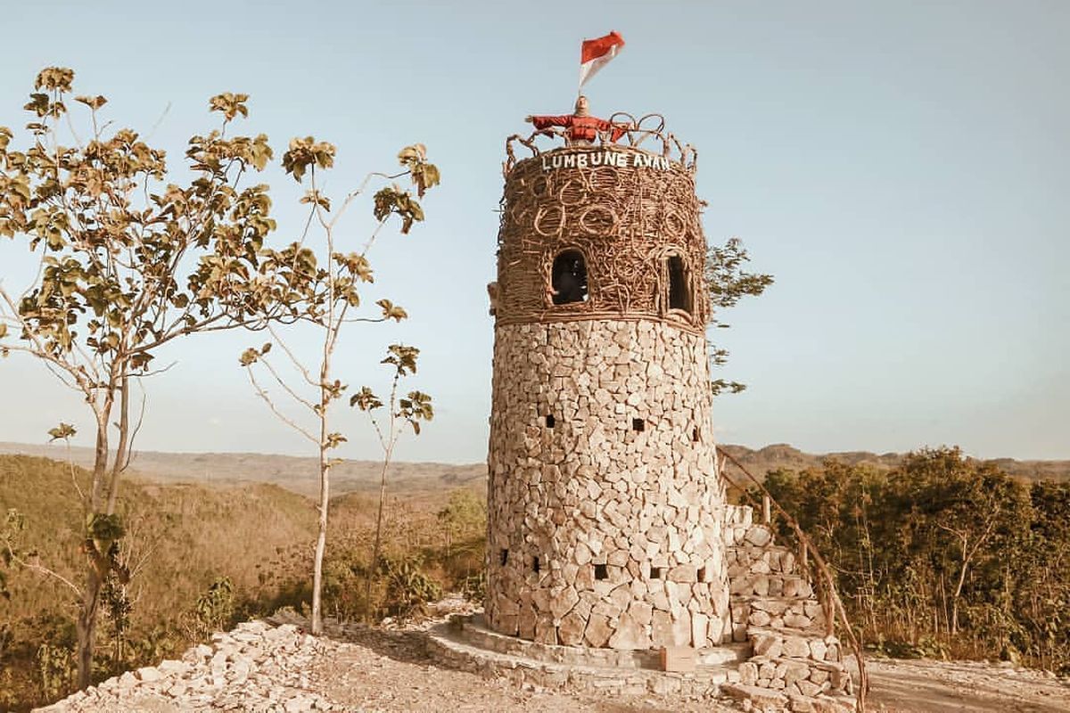 Menara batu yang sengaja dibangun pengelola sebagai spot foto favorit, berfungsi juga sebagai gardu pandang