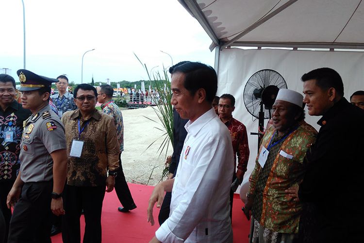 Presiden Joko Widodo saat hendak melihat dermaga seusai peresmian JIIPE, Jumat (9/3/2018).