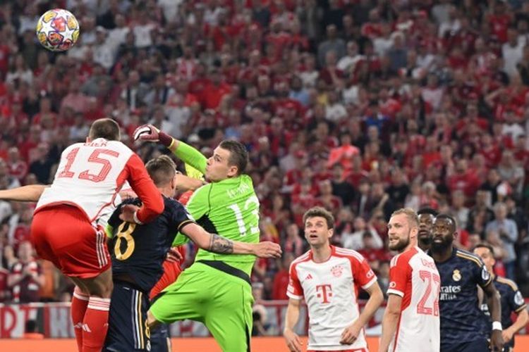 Kiper Real Madrid, Andriy Lunin, tengah melompat untuk mengambil bola dalam leg pertama semifinal Liga Champions 2023-2024 antara Bayern vs Madrid di Stadion Allianz Arena pada 30 April 2024.