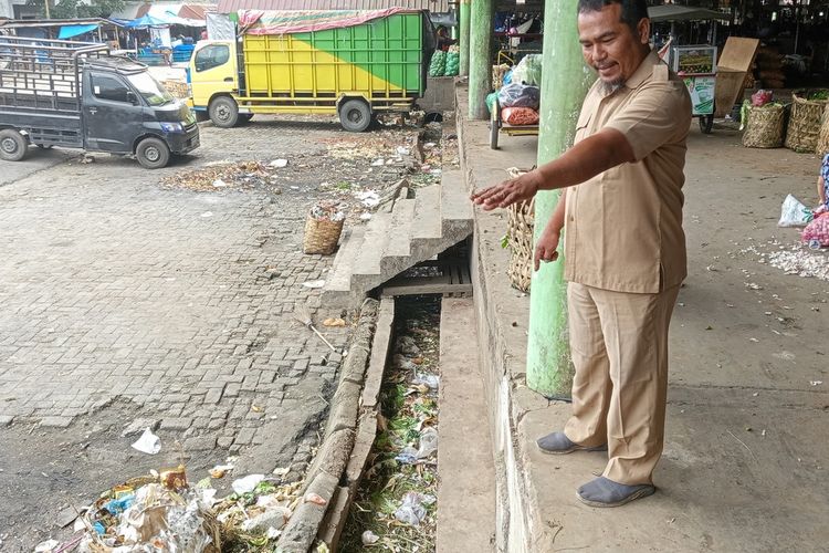 Naslim menunjukkan lokasi pembuangan cabai rawit ke dalam parit yang videonya viral. Menurutnya, ada 300-400 kg Sabai rawit yang dibuang karena faktor harga terlalu murah. Cabai itu diangkut dengan keranjang lalu dibawa ke TPA Terjun.