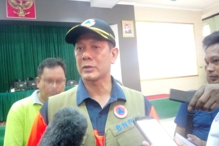 Kepala Badan Nasional Penanggulangan Bencana (BNPB), Letjen TNI Doni Monardo saat diwawancarai wartawan di aula Korem 151 Binaya, Ambon, Minggu (27/10/2019)