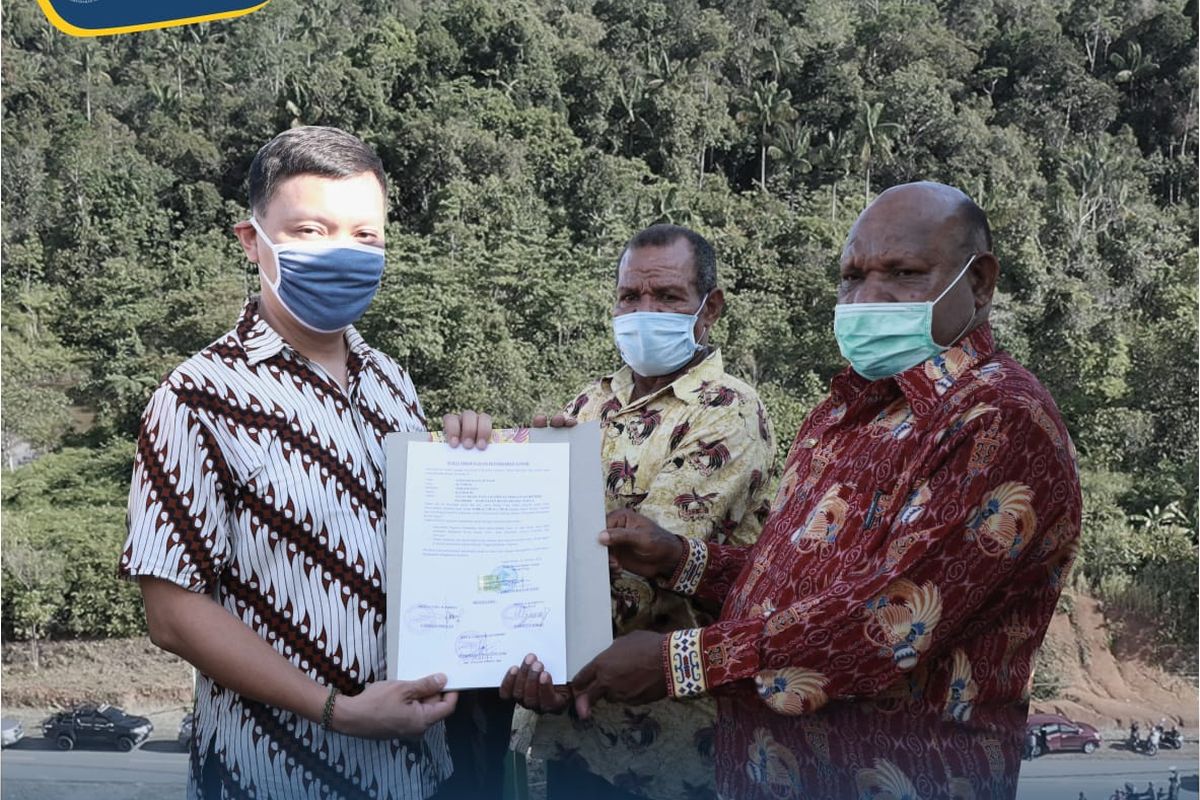 Wakil Menteri Agraria dan Tata Ruang/Wakil Kepala Badan Pertanahan Nasional (ATR/BPN) Surya Tjandra saat  Ketua Suku Mandobo Carolus Ninggan saat memberikan surat persetujuan penyerahan tanah di Kampung Mawan Distrik Mandobo, Kabupaten Boven Digoel, Papua, Jumat (23/10/2020).