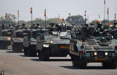 Prajurit TNI AD dengan alutsista kendaraan tempur mengikuti defile saat Upacara Perayaan HUT Ke-74 TNI di Lanud Halim Perdanakusuma, Jakarta Timur, Sabtu (5/10/2019). Perayaan HUT ke-74 TNI bertemakan TNI Profesional Kebanggaan Rakyat.