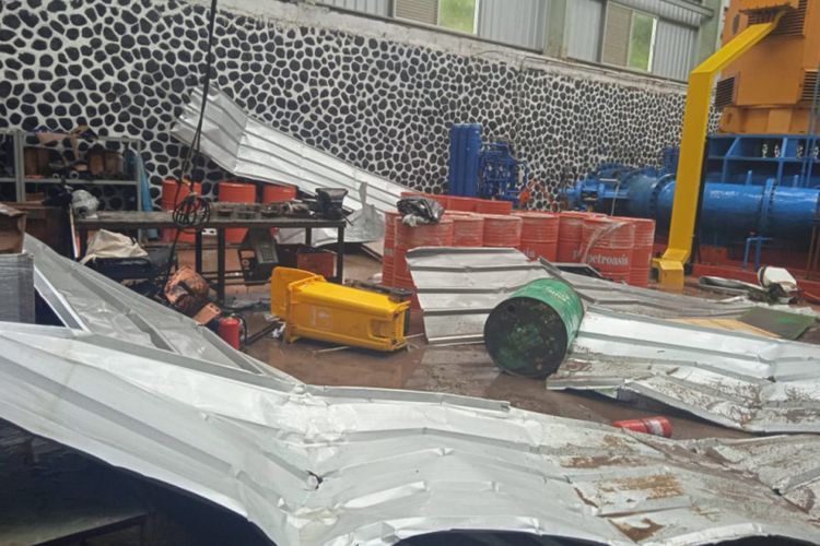 Power House PLTMH milik PT TGR yang mengalami kerusakan akibat jebolnya pipa berukuran dua meter, Senin (28/11/2022) (Foto Dok Camat Bungbulang)