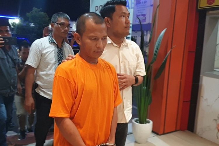 Seorang pria berinisial FH (38) ditangkap kepolisian karena terlibat kasus pembakaran rumah seorang wartawan, inisial LS, di Jalan Namorih, Kecamatan Pancur Batu, Kabupaten Deli Serdang. 