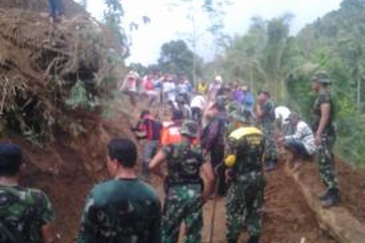 TNI dan elemen lainnya membuat jalur baru sebagai pengganti jalan lama yang tertutup longsor di Desa Blimbing, Mojo, Kabupaten Kediri, Jawa Timur, Kamis (26/2/2015).