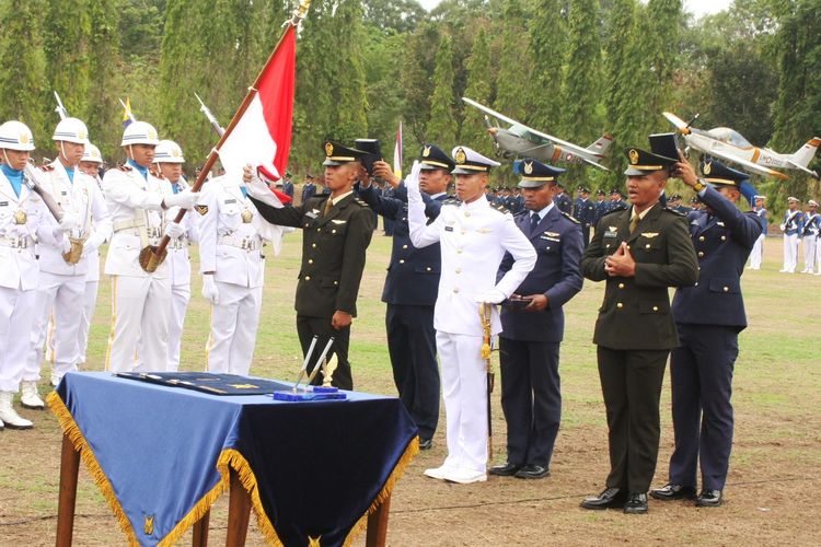 Para lulusan PSDP Penerbang TNI tahun 2019 saat diambil sumpah jabatan di Lapangan Jupiter Lanud Adisutjipto Yogyakarta Senin (4/11/2019). 