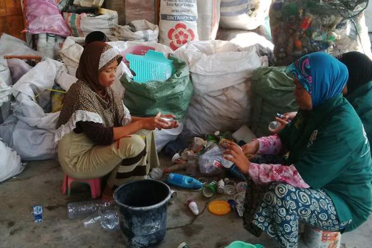 Pegawai Bank Sampah Bintang Mangrove memilah sampah, Selasa (19/4/2016).