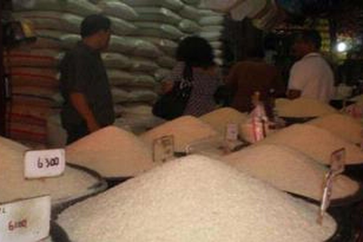 Harga-harga kebutuhan bahan pokok di Pasar Anyer Tangerang, Sabtu (16/7/2011), sudah mulai naik, meskipun Ramadan masih lama.