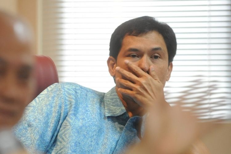 Juru bicara Front Pembela Islam, Munarman, Anggota DPD Kalimantan Selatan, Sofwat Hadi, dan Dirjen Kesatuan Bangsa dan Politik Kementerian Dalam Negeri, Tanribali Lamo (kanan ke kiri) menjadi pembicara dalam diskusi 'Manfaat dan Mudharat Ormas, di Gedung MPR/DPR/DPD, Senayan, Jakarta, Jumat (17/2). Diskusi membahas polemik pembubaran organisasi massa yang bertindak anarkis. 