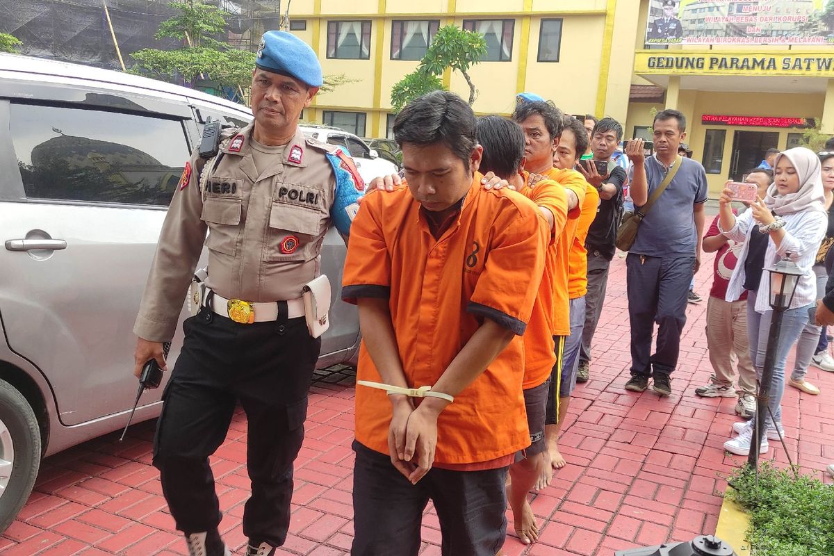 Petugas kepolisian menggiring sejumlah pelaku kejahatan salah satunya pelaku perampokan toko Alfamart di daerah Bantarjati, Kecamatan Bogor Utara, Jumat (10/11/2023).