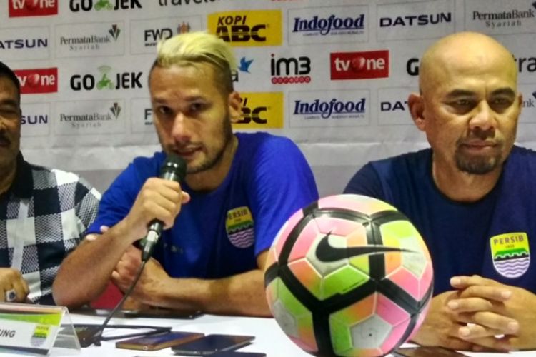 Gelandang Persib Bandung Raphael Maitimo saat jumpa pers usai laga kontra Persegres di Stadion Si Jalak Harupat, Minggu (20/8/2017)