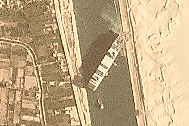 Foto satelit dari Planet Labs Inc menunjukkan kapal Ever Given masih tersangkut di Terusan Suez, dekat Mesir, pada Kamis (25/3/2021). Tersangkutnya kapal seberat 200.000 ton ini membuat Terusan Suez macet dan 150 kapal mengantre masuk.