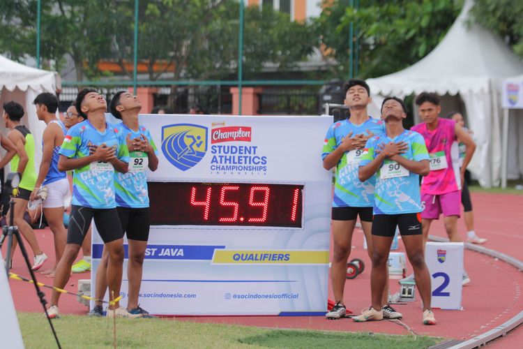 Kontingen putra SMAN 1 Glagah Banyuwangi berhasil memecahkan rekor nomor lari estafet 4x100 meter dengan catatan waktu 45,91 detik pada final Energen Champion SAC Indonesia 2022 - East Java Qualifiers di Lapangan Atletik THOR Surabaya, Minggu (6/11).