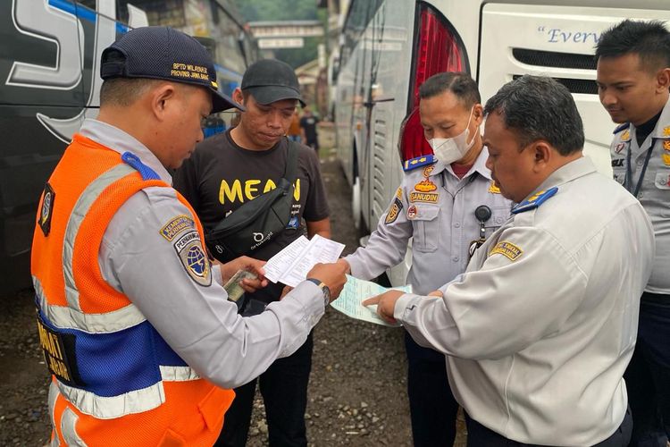 Pengecekan bus jelang libur Waisak