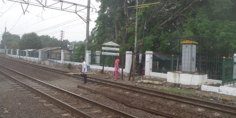 Akses untuk menyeberang rel yang ada di sisi selatan Stasiun Lenteng Agung. Keberadaannya membuat warga sekitar bisa menyeberang rel tanpa harus masuk ke dalam stasiun.