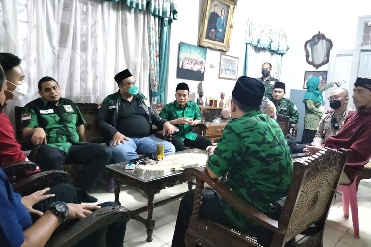 Wali Kota Solo Gibran Rakabuming Raka mendatangi Gerakan Pemuda Kabah (GBK) yang bersitegang dengan Kepolisian Polresta Solo, di kawasan Gedung Lestari Rahayu, Kartopuron, Kecamatan Serengan, Jawa Tengah.