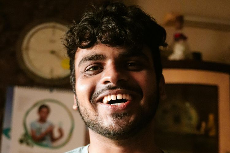 Ilustrasi gaya rambut undercut ikal.