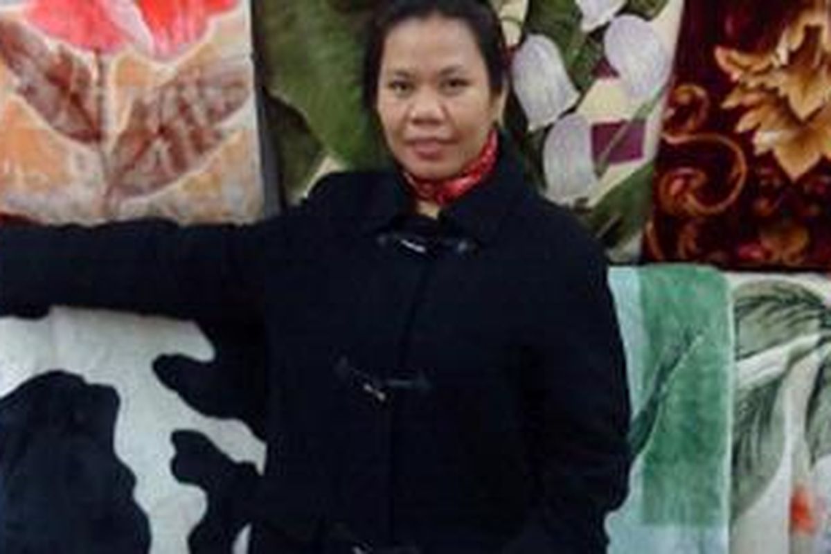 Ramadhani perantau asal Indonesia yang berbisnis di Yunani di tengah barang dagangannya.