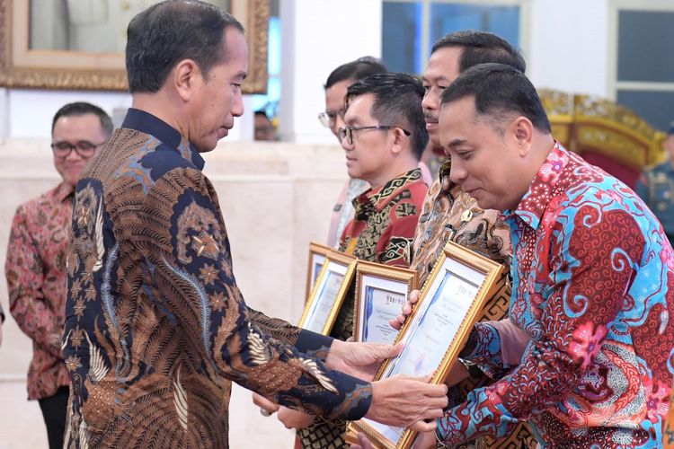 Pemkot Surabaya meraih indeks tertinggi se-Indonesia berdasarkan penilaian SPBE. 