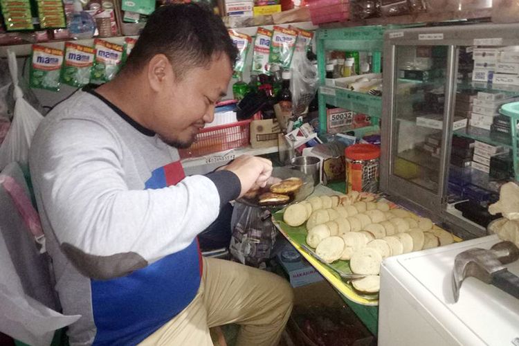 Kue apem buatan masyarakat Desa Dembe I Kota Gorontalo, Jumat (29/9/2017) disajikan gratis kepada para pengunjung.