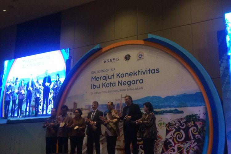 Menteri Perhubungan Budi Karya Sumadi dan beberapa pengisi acara di Dialog Indonesia ?Merajut Konektivitas Ibu Kota Negara?, Jakarta, Rabu (26/2/2020).