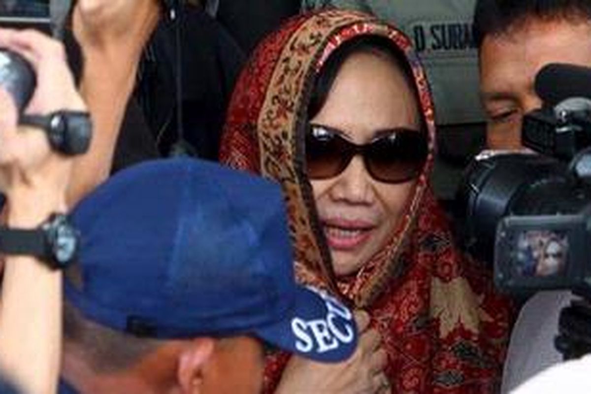 Tersangka kasus dugaan suap cek perjalanan, Nunun Nurbaeti, usai diperiksa penyidik, keluar kantor KPK dilanjutkan menjawab pertanyaan wartawan usai menandatangani pelimpahan berkas tahap II atau P21 perkara kasus suap travel cheque di Gedung Komisi Pemberantasan Korupsi (KPK)  Jakarta, Kamis (9/2/2012).