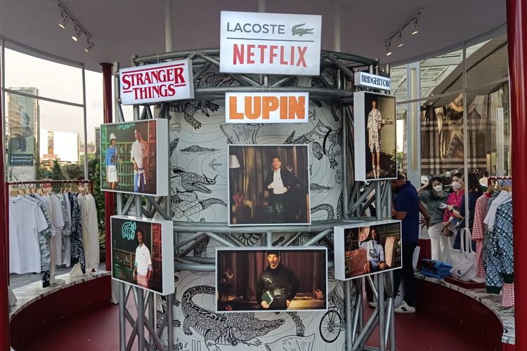 Koleksi Lacoste x Netflix di Pop up Store Senayan City
