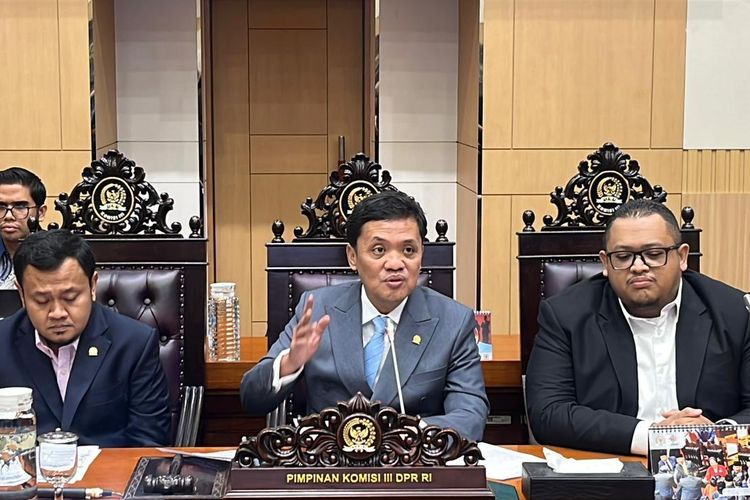 Ketua Komisi III DPR RI Habiburokhman dalam konferensi pers di Kompleks Parlemen, Senayan, Jakarta Pusat, Selasa (18/11/2025).