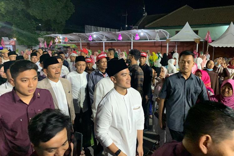 Ketua Umum Partai Solidaritas Indonesia (PSI) Kaesang Pangarep mengikuti istighosah ulang tahun PSI Ke-10 sekalIgus peringatan Maulid Nabi Muhammad SAW di Pahlawan Bisnis Center (PBC), Kota Madiun, Selasa (1/10/2024) malam.