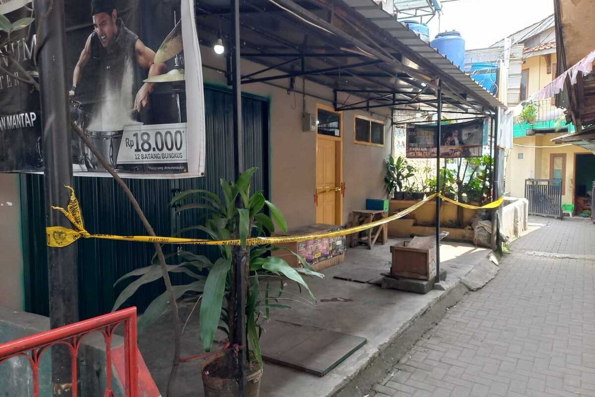 Kondisi Rumah Korban tewas dalam kondisi terikat dan mulut tersumpal, Saat ini polisi telah memasang garis kuning polisi.