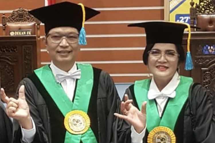 Prof. Dr. Gatot Soegiarto (63) dan Prof. Dr. Laksmi Wulandari (55), saat dikukuhkan menjadi guru besar Unair