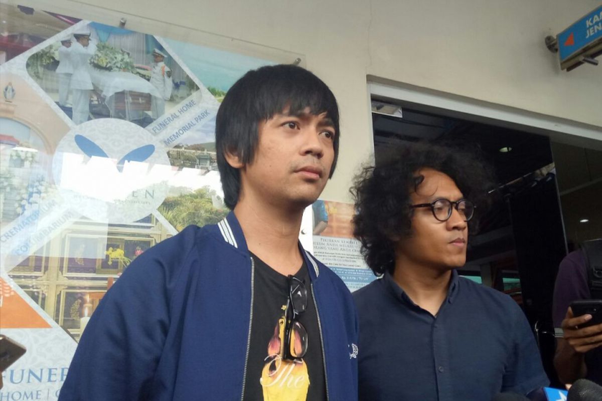 Rian dan Kiki DMASIV melayat Benny Panjaitan di Rumah Duka Rumah Sakit Dharmais, Slipi, Jakarta Barat, Selasa (24/10/2017).