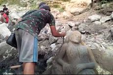 Iseng, Pria Ini Ukir Batu Jadi Patung di Sepanjang Sungai yang Mengering